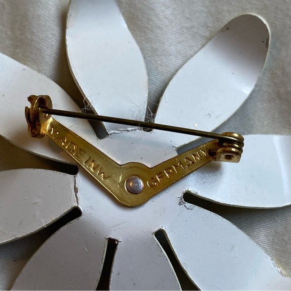 Vintage Enamel Flower Brooch – Made in Germany – Hand-Painted Floral Daisy Pin - Picture 3 of 3